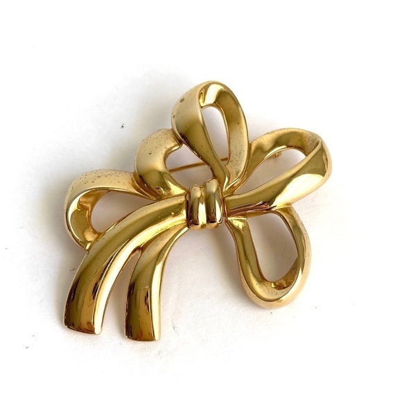 Vintage Monet Gold Tone Ribbon Brooch Pin - Picture 2 of 6